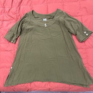 💜 2/$40! Oh My Gauze! Olive Button-Accent Tunic